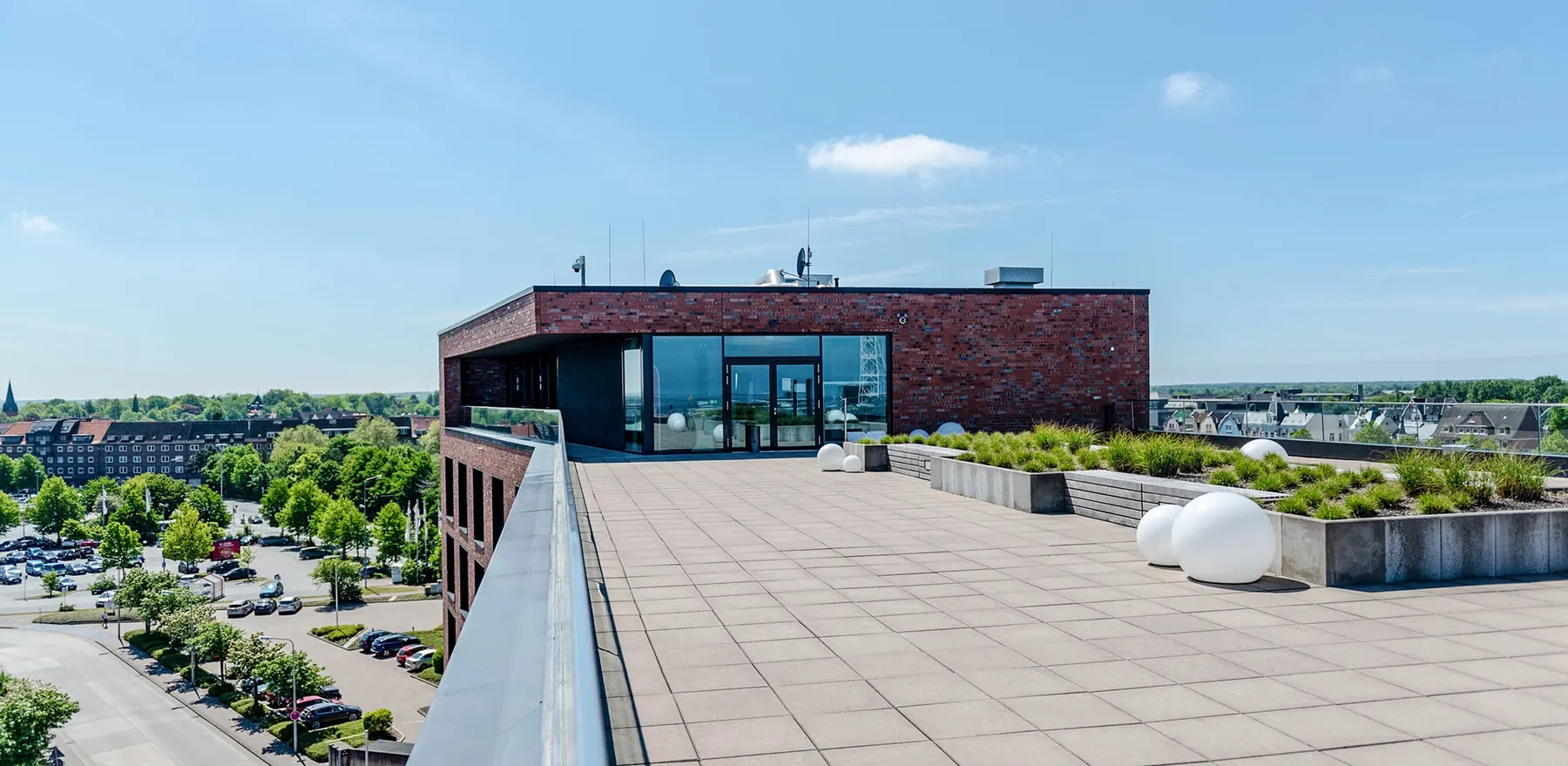 Die Dachterrasse des havenhostel mit Blick über Cuxhaven