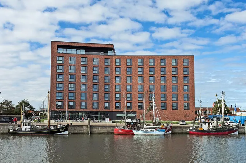 Das havenhostel hinter dem Hafenbecken mit Fischkuttern