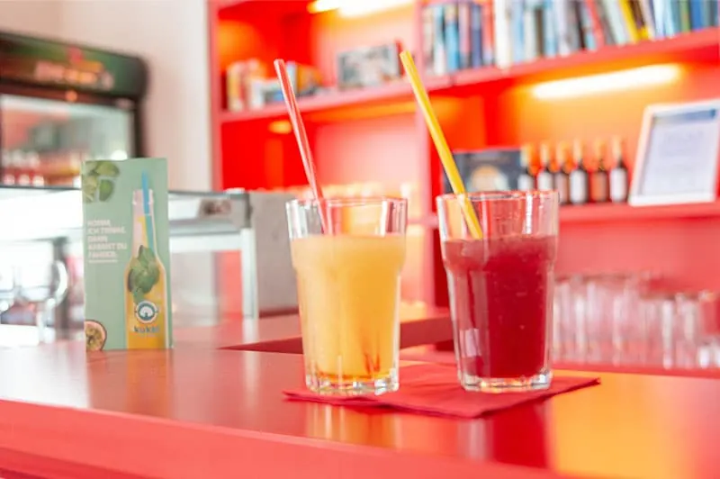 Zwei Getränke auf dem roten Tresen der Bar