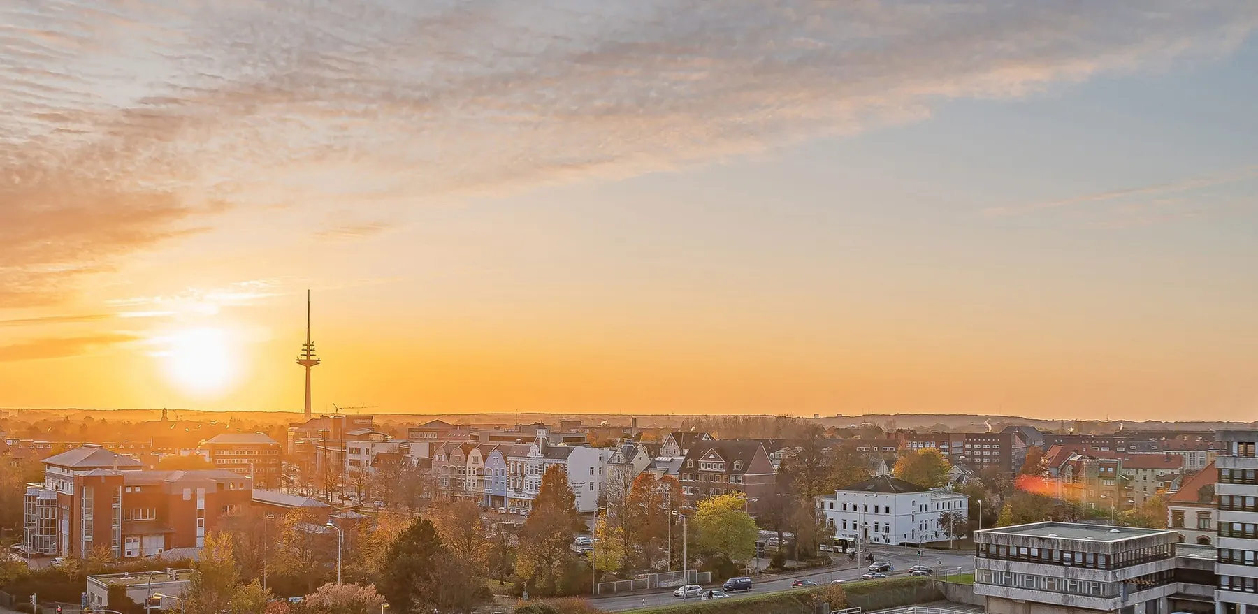 Cuxhaven im Abendlicht mit Blick über die Stadt