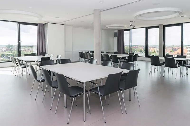 Tagungsraum Lee mit Tischen in Blockform