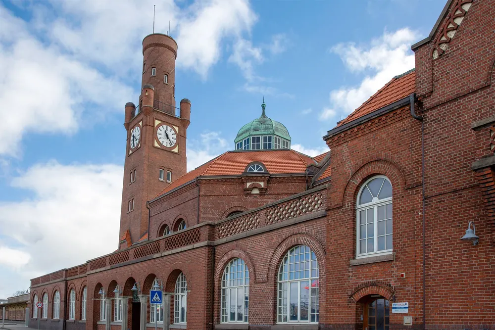 Die historischen Hapag-Hallen aus rotem Backstein mit Uhrturm