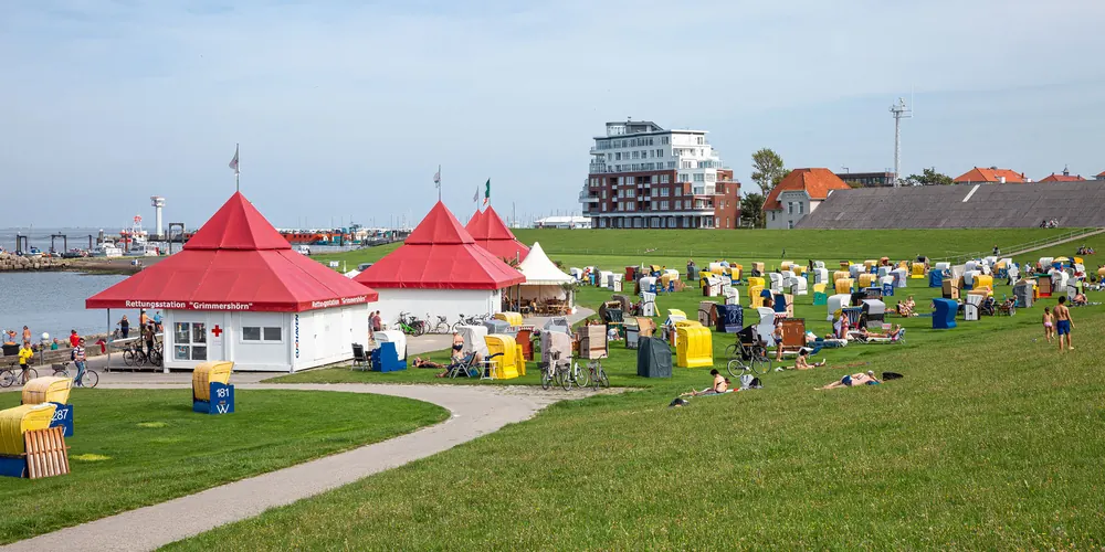 Strand an der Grimmershörnbucht mit Strandkörben und roten Pavillons