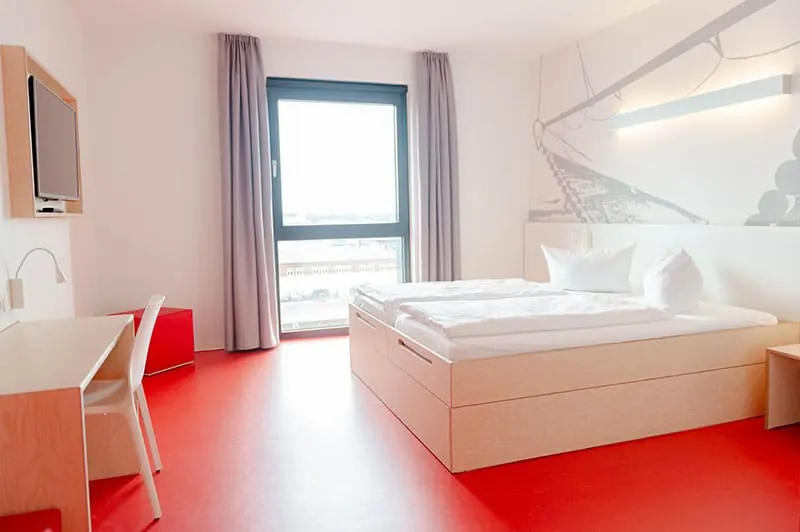 2-Bett-Zimmer mit zwei zusammenstehenden Einzelbetten und großem Fenster