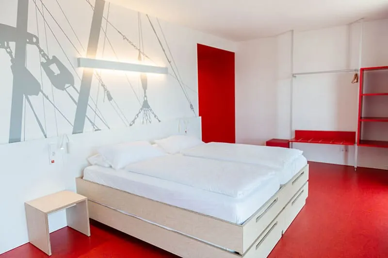 Barrierefreies Zimmer mit viel Bewegungsfläche